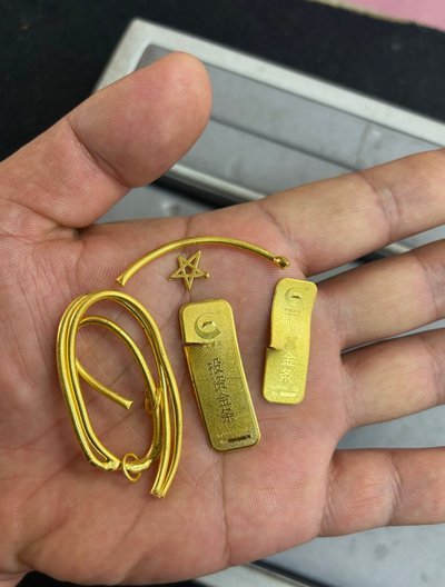 羊小咩黄金饰品突然下架，背后原因引热议