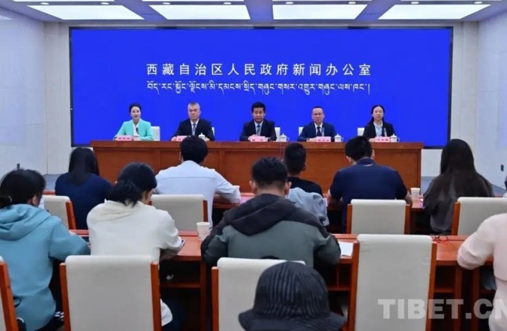 西藏放烟花现场村民协助清理